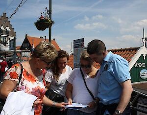 Puzzeltocht de Geheimen van Volendam & Foto in klederdracht