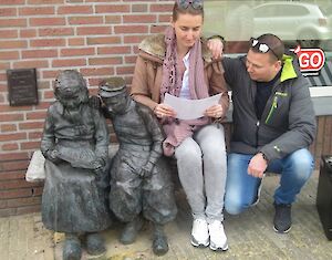 Wie is de Gladde Aal & Foto in Volendamse klederdracht